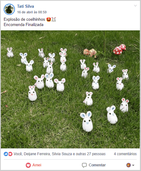 Postagem de amigurumis em forma de coelho no gramado